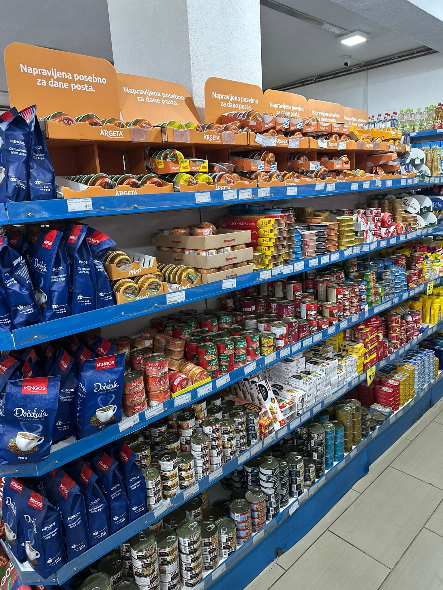 Uredno složene police u Supermarketu AS Dubrave